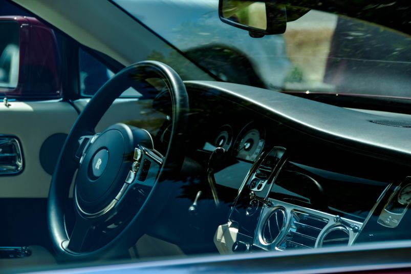 Синдром самозванца у миллионеров: богатые тоже плачут в Rolls-Royce