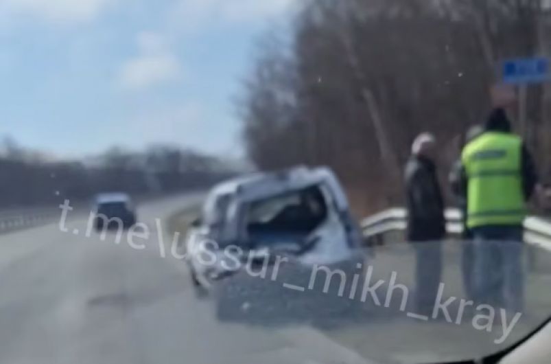 "Тачку разнесло": серьезная авария с участием фуры на трассе в Приморье - видео