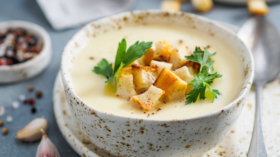 Не стоит выкидывать засохший сыр: вот что из него можно приготовить