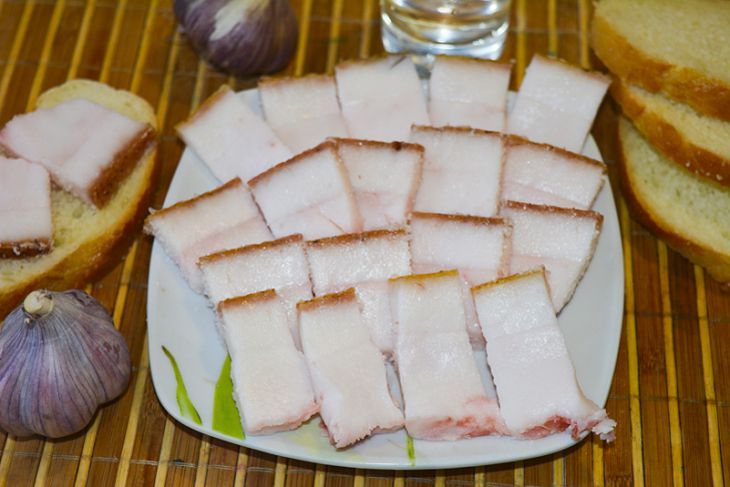 Как засолить вкусное сало в банке: быстрый рецепт порадует многих