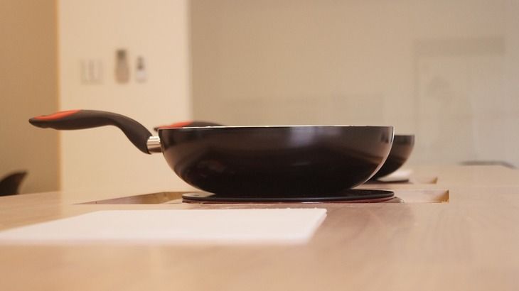Как быстро отчистить сковороду от пригоревшего жира и не испортить покрытие: хозяйкам на заметку