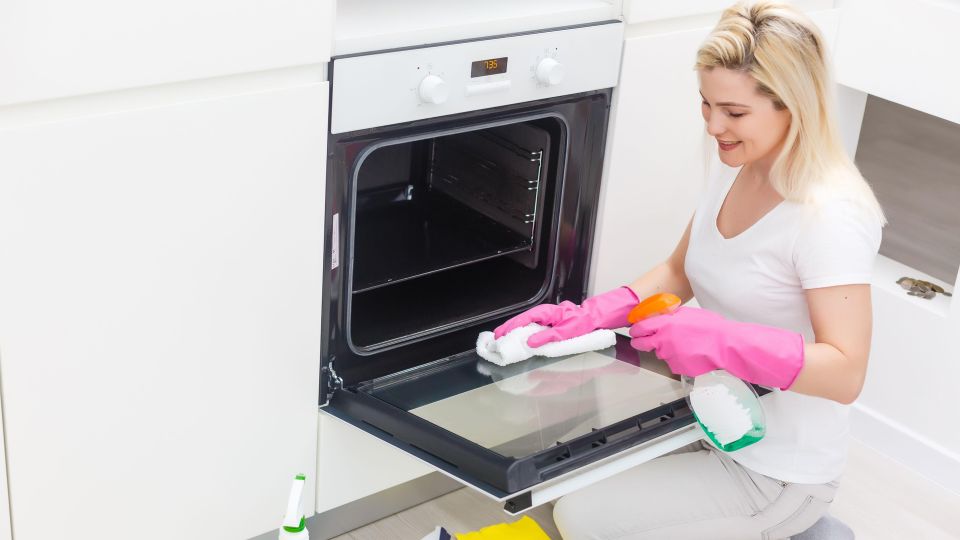 Застарелый жир и нагар отвалятся куском: на ночь в духовке оставьте миску с этим средством