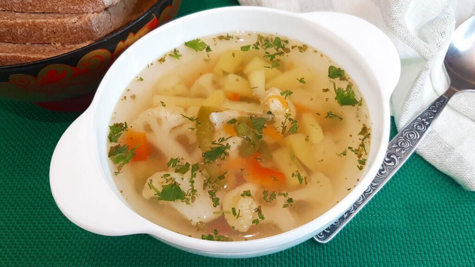 Куриный суп с цветной капустой: легкость и вкус за 30 минут