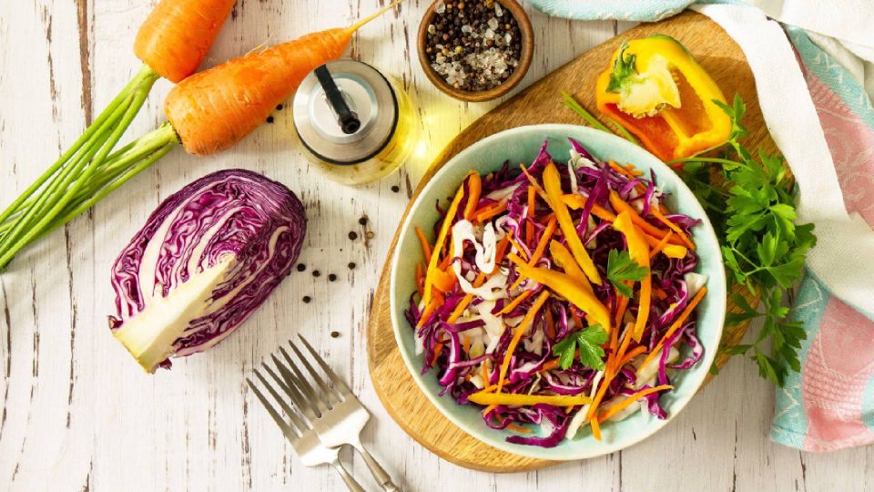 Рецепт простого и сытного салата с оригинальной заправкой: так вкусно, что пальчики оближешь