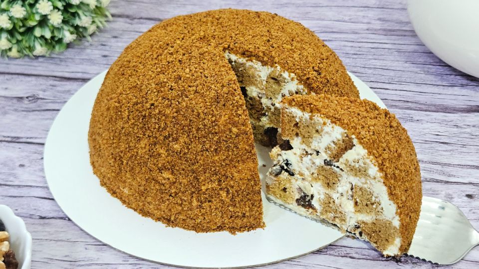 Легкий медовик: торт Панченко с черносливом и орехами для заботящихся о фигуре