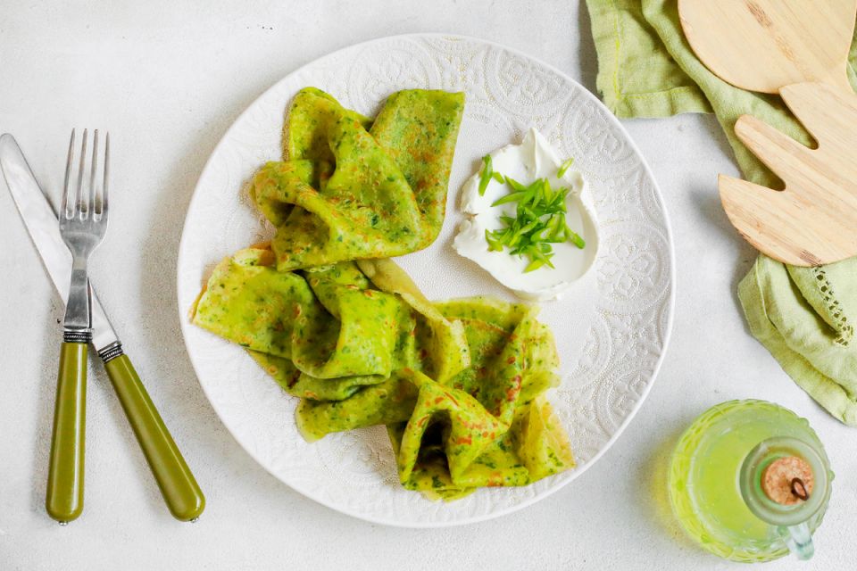 Шпинатные блинчики с творожным сыром: простой дневной рецепт, который поднимает настроение