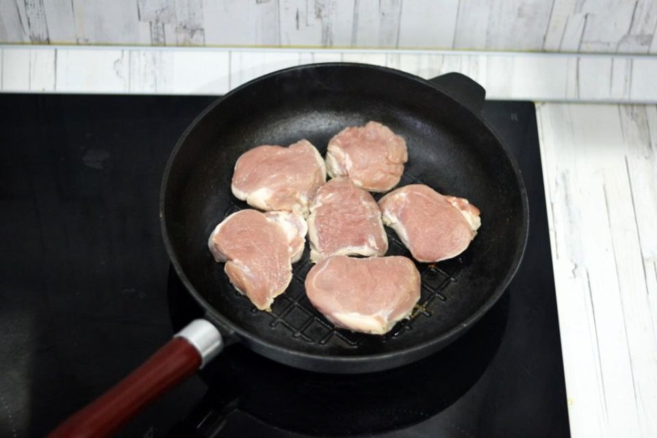 Сочные медальоны из свиной вырезки с клюквенно-апельсиновым соусом и запеченными томатами