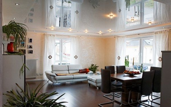 Как ухаживать за натяжным потолком: чистота без разводов в разных фактурах