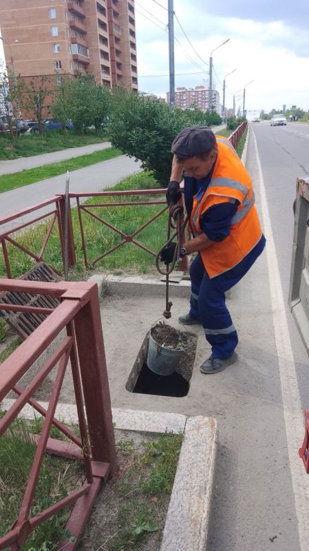 Уборка тротуаров и дорог ведется в Иркутске ежедневно
