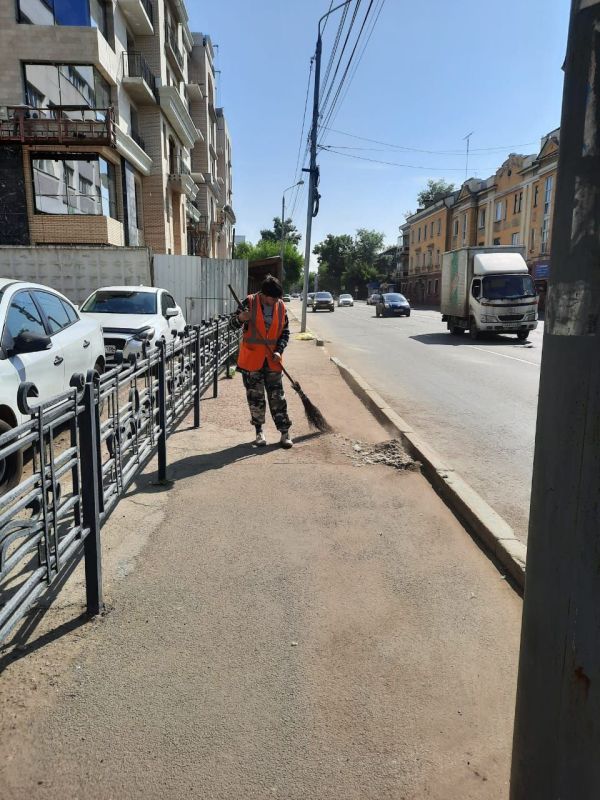 Уборка тротуаров и дорог ведется в Иркутске ежедневно