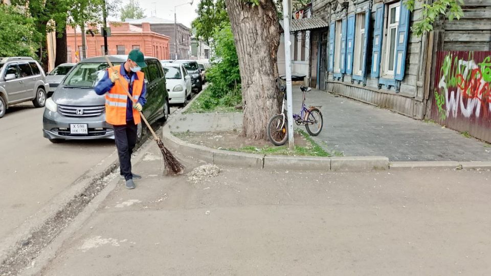Уборка тротуаров и дорог ведется в Иркутске ежедневно