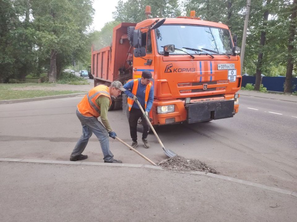 Уборка тротуаров и дорог ведется в Иркутске ежедневно