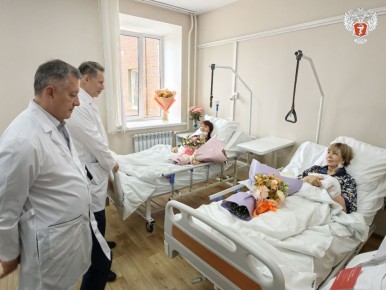 Михаил Мурашко и Игорь Кобзев навестили в больнице женщин-медиков, пострадавших от нападения пациента
