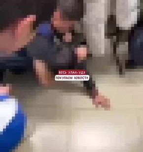 Перелом кисти получил школьник из Бурятии после драки с учителем