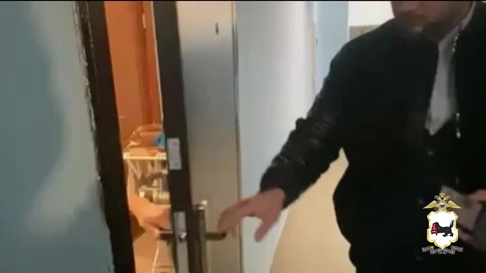 Полиция опубликовала видео задержания начальницы отдела кадров Иркутского психоневрологического диспансера