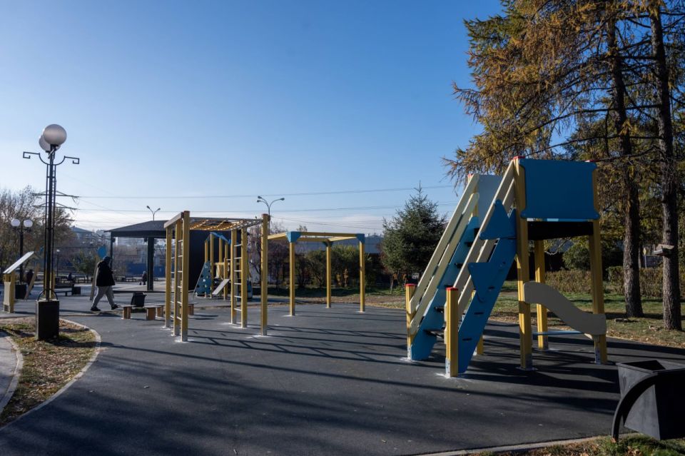 В Иркутске обновили ещё три детские площадки и обустроили одну новую