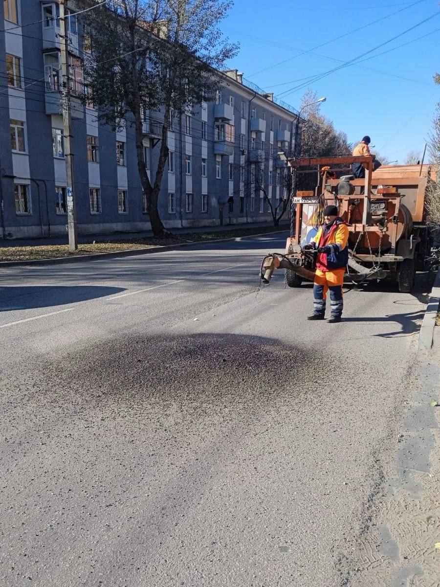 Замену плит на трамвайных путях провели на Глазковском мосту Замену плит на трамвайных путях провели на Глазковском мосту