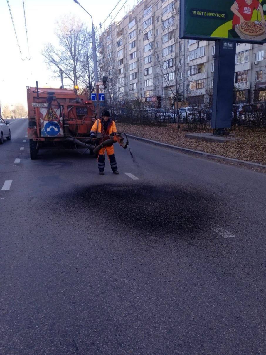 Замену плит на трамвайных путях провели на Глазковском мосту Замену плит на трамвайных путях провели на Глазковском мосту