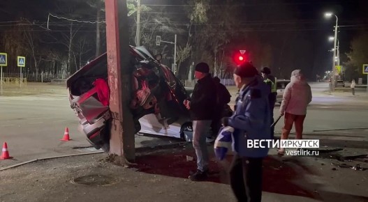 #нампишут. В Ангарске на улице Коминтерна столкнулись Хонда Шатл и Митсубиси эклипс кросс