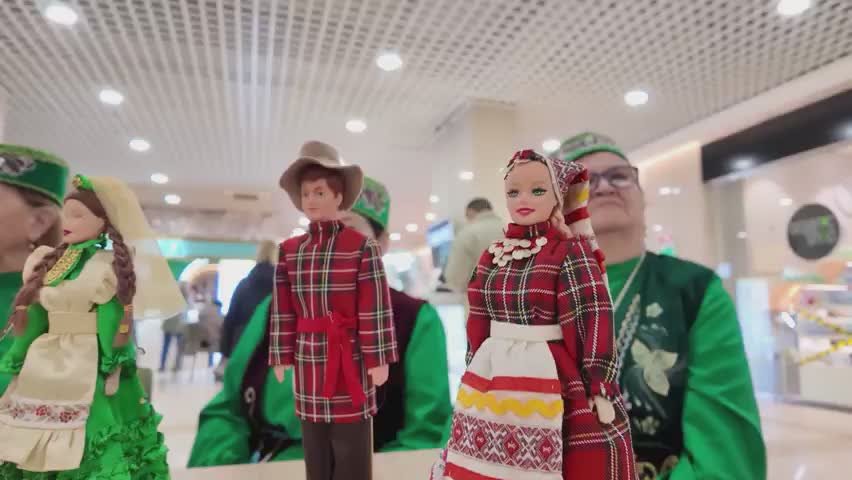Дефилировали, пели, танцевали, угощали блюдами