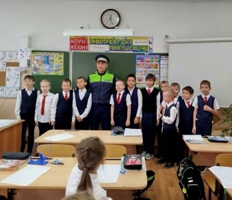 В преддверии каникул в нашей школе состоялась встреча учеников начальной школы со старшим инспектором ДПС ОБДПС Госавтоинспекции МУ МВД России «Иркутское» старшим лейтенантом полиции Дарбиняном Саргисом Сарибековичем!