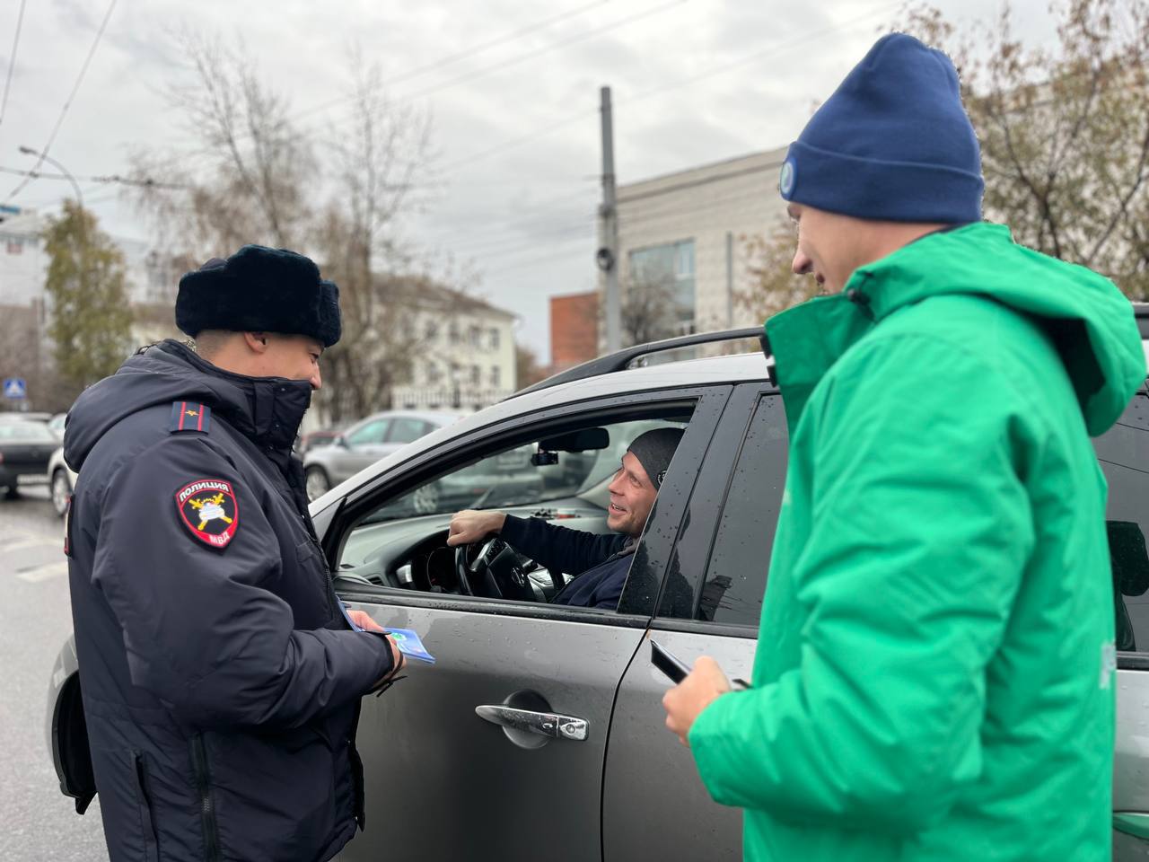 Госавтоинспекция Иркутска совместно с представителями сети АЗС и одной из иркутских автошкол поздравили водителей с праздником — Днем автомобилиста Госавтоинспекция Иркутска совместно с представителями сети АЗС и одной из иркутских автошкол поздравили водителей с праздником — Днем автомобилиста