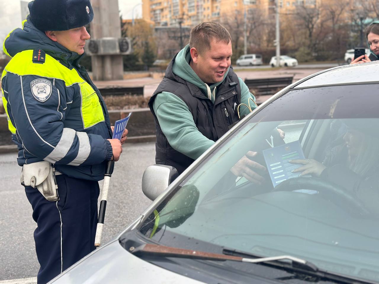 Госавтоинспекция Иркутска совместно с представителями сети АЗС и одной из иркутских автошкол поздравили водителей с праздником — Днем автомобилиста Госавтоинспекция Иркутска совместно с представителями сети АЗС и одной из иркутских автошкол поздравили водителей с праздником — Днем автомобилиста