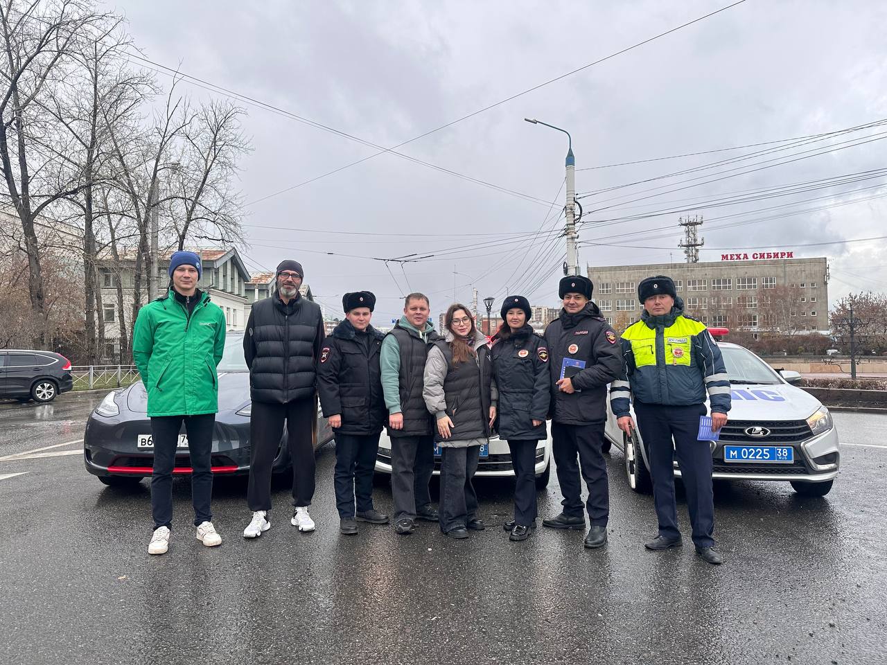 Госавтоинспекция Иркутска совместно с представителями сети АЗС и одной из иркутских автошкол поздравили водителей с праздником — Днем автомобилиста Госавтоинспекция Иркутска совместно с представителями сети АЗС и одной из иркутских автошкол поздравили водителей с праздником — Днем автомобилиста