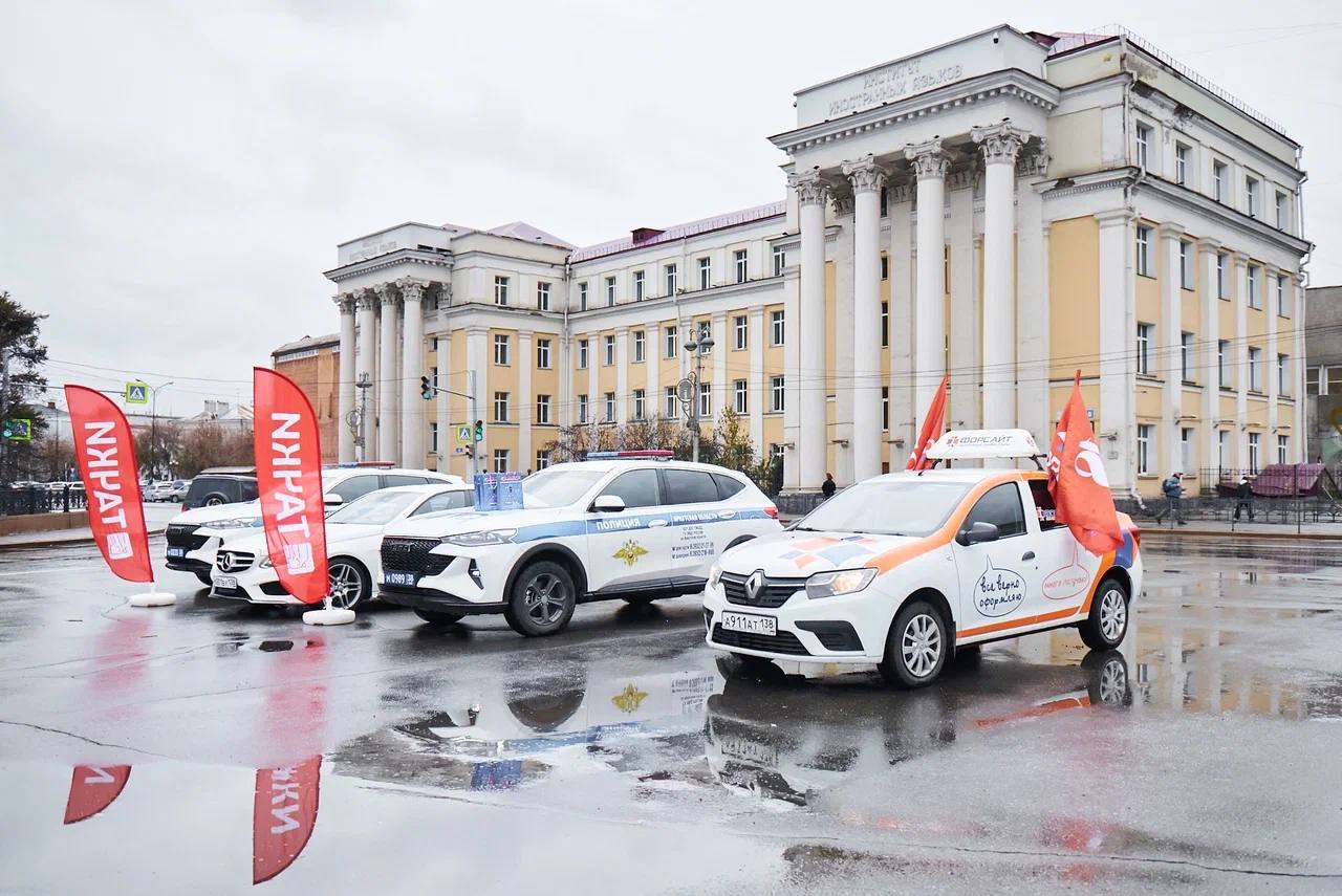 Сотрудники региональной Госавтоинспекции поздравили иркутских водителей с днём автомобилиста Сотрудники региональной Госавтоинспекции поздравили иркутских водителей с днём автомобилиста