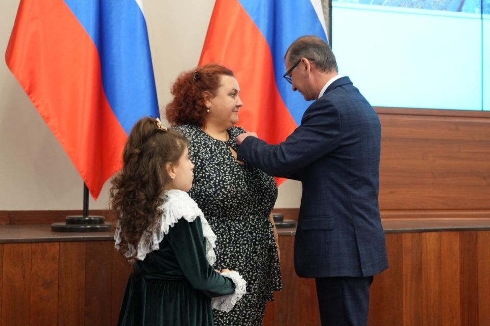 В Приангарье впервые вручили медали «За верность родительскому долгу в воспитании особого ребенка» В Приангарье впервые вручили медали «За верность родительскому долгу в воспитании особого ребенка»