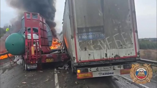 Два большегруза сгорели после массовой аварии в районе поселка Камышет в Иркутской области