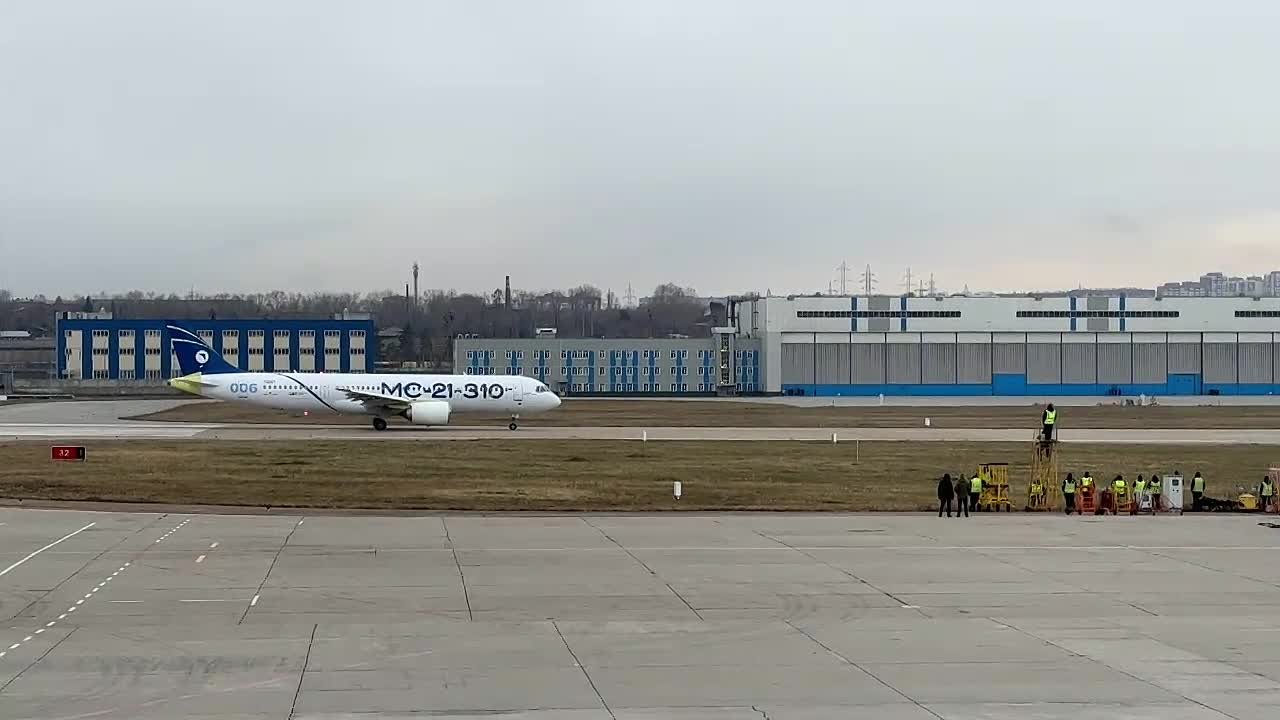 Импортозамещенный среднемагистральный самолет МС-21 поднялся в небо с аэродрома Иркутского авиационного завода компании «Яковлев» (входит в ОАК Госкорпорации Ростех), сообщили в Минпромторге