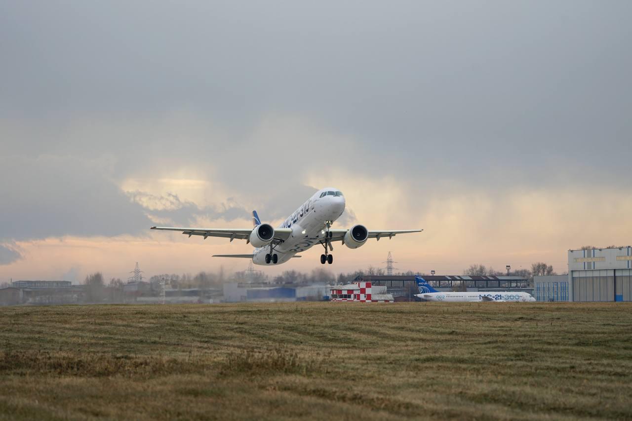Второй импортозамещенный лайнер МС-21 с отечественным двигателем ПД-14 и новыми системами совершил свой полет, поднявшись в небо с аэродрома Иркутске Второй импортозамещенный лайнер МС-21 с отечественным двигателем ПД-14 и новыми системами совершил свой полет, поднявшись в небо с аэродрома Иркутске