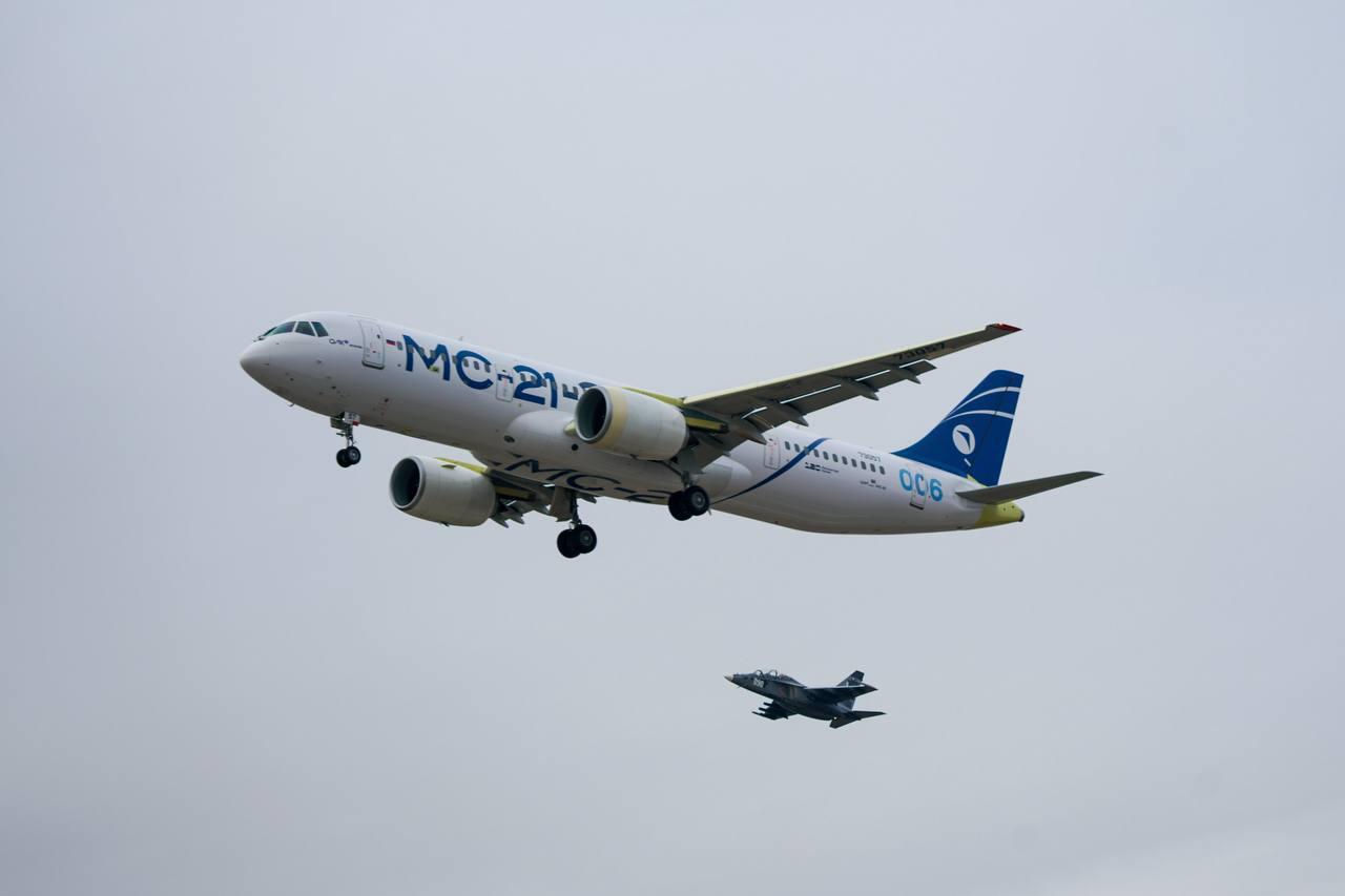 Второй импортозамещенный лайнер МС-21 с отечественным двигателем ПД-14 и новыми системами совершил свой полет, поднявшись в небо с аэродрома Иркутске Второй импортозамещенный лайнер МС-21 с отечественным двигателем ПД-14 и новыми системами совершил свой полет, поднявшись в небо с аэродрома Иркутске