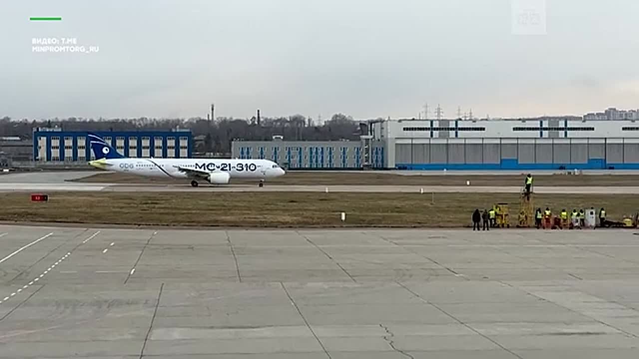 Второй импортозамещенный лайнер МС-21 с отечественным двигателем ПД-14 и новыми системами совершил свой полет, поднявшись в небо с аэродрома Иркутске
