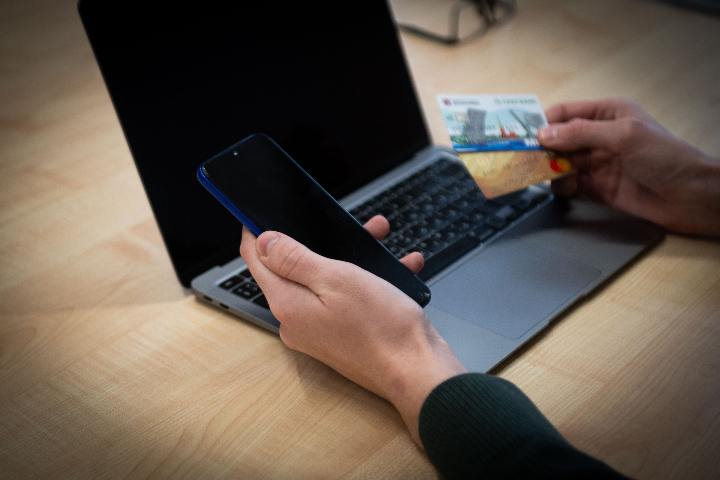 «Установите приложения для легкого заработка»: сибирячка перешла по ссылке в соцсетях и потеряла почти 400 тысяч рублей