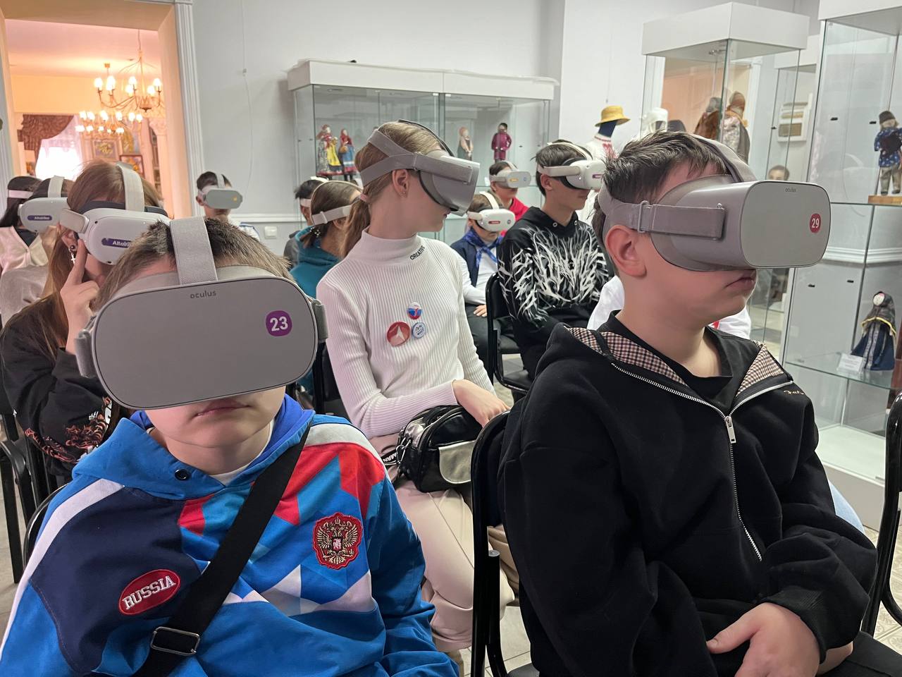 В Ангарске с помощью VR-очков школьники повторяют правила дорожного движения В Ангарске с помощью VR-очков школьники повторяют правила дорожного движения