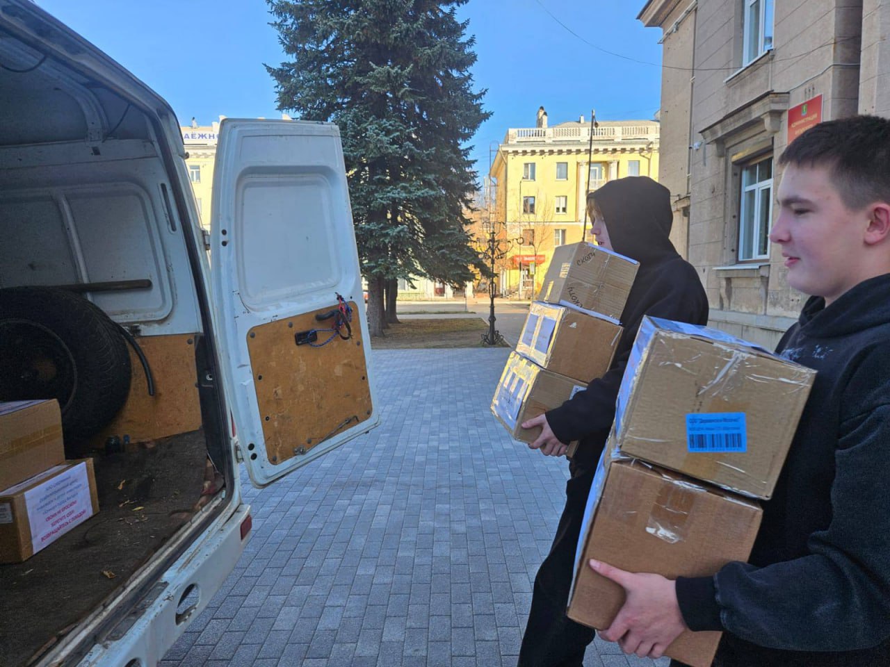 Жители Ангарского округа продолжают отправлять посылки землякам на спецоперацию Жители Ангарского округа продолжают отправлять посылки землякам на спецоперацию