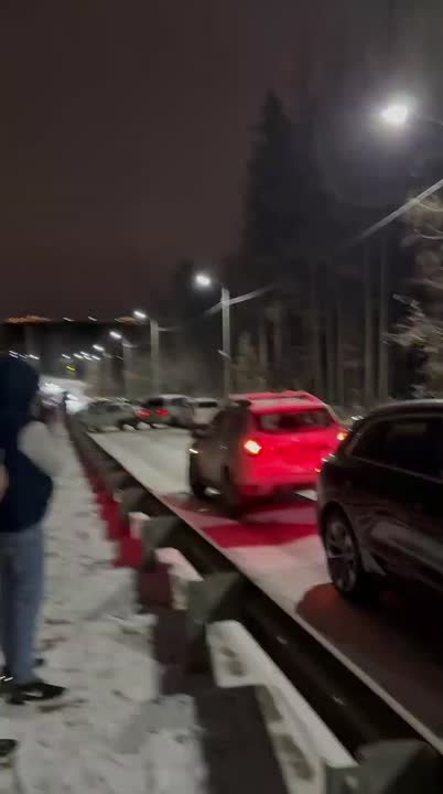 Крупное ДТП произошло в пригороде Иркутска, из-за гололеда на дороге в микрорайоне Березовый столкнулись 8 машин, сообщили в МВД по области