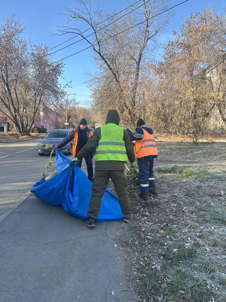 В Иркутске усилили работы по сбору и вывозу листвы В Иркутске усилили работы по сбору и вывозу листвы