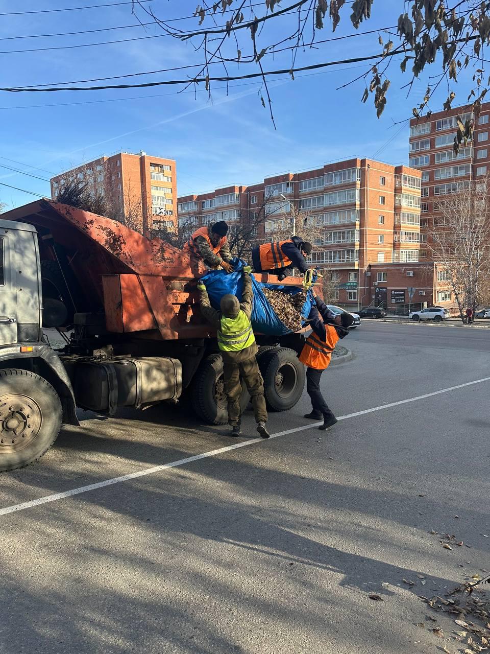 В Иркутске усилили работы по сбору и вывозу листвы