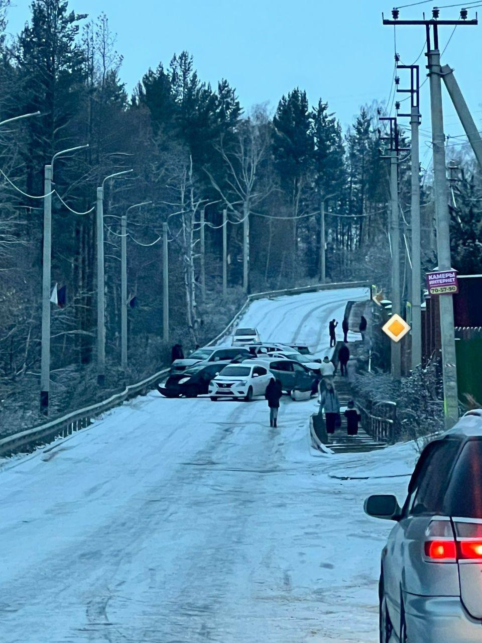 Дорога под Иркутском полностью заблокирована — сразу 8 машин столкнулись из-за гололеда Дорога под Иркутском полностью заблокирована — сразу 8 машин столкнулись из-за гололеда