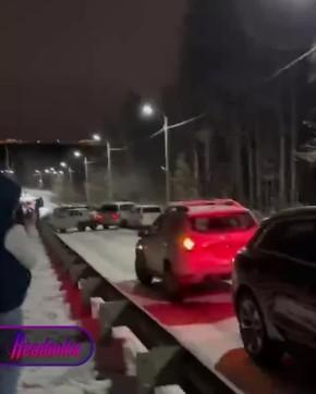 Куча-мала из восьми машин образовалась из-за гололеда в пригороде Иркутска