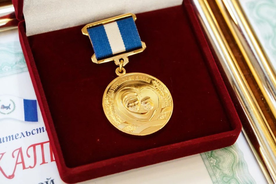 22 многодетных матерей из Иркутской области наградят почетным знаком «Материнская слава»