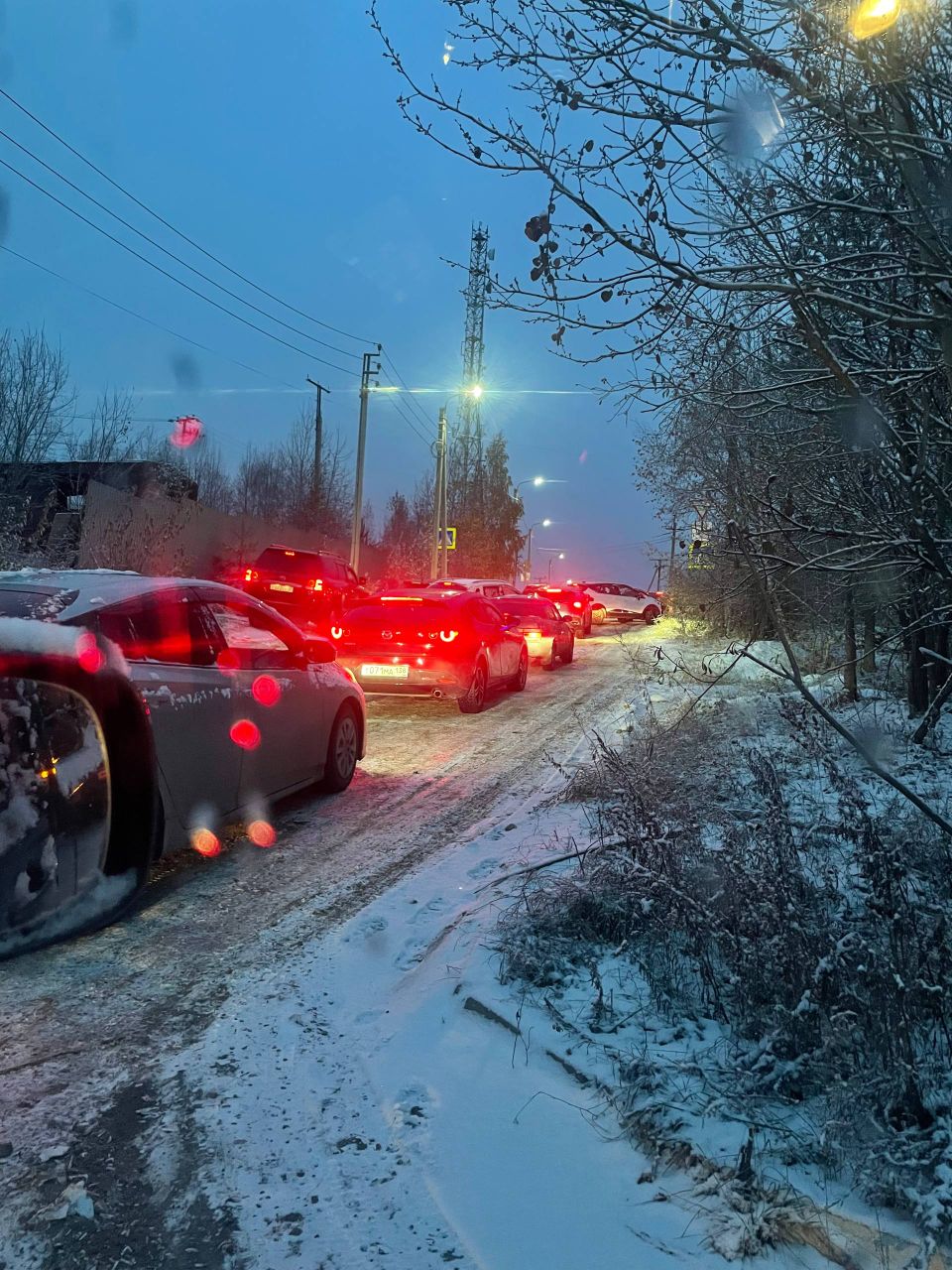 Дорога под Иркутском полностью заблокирована — сразу 8 машин столкнулись из-за гололеда Дорога под Иркутском полностью заблокирована — сразу 8 машин столкнулись из-за гололеда