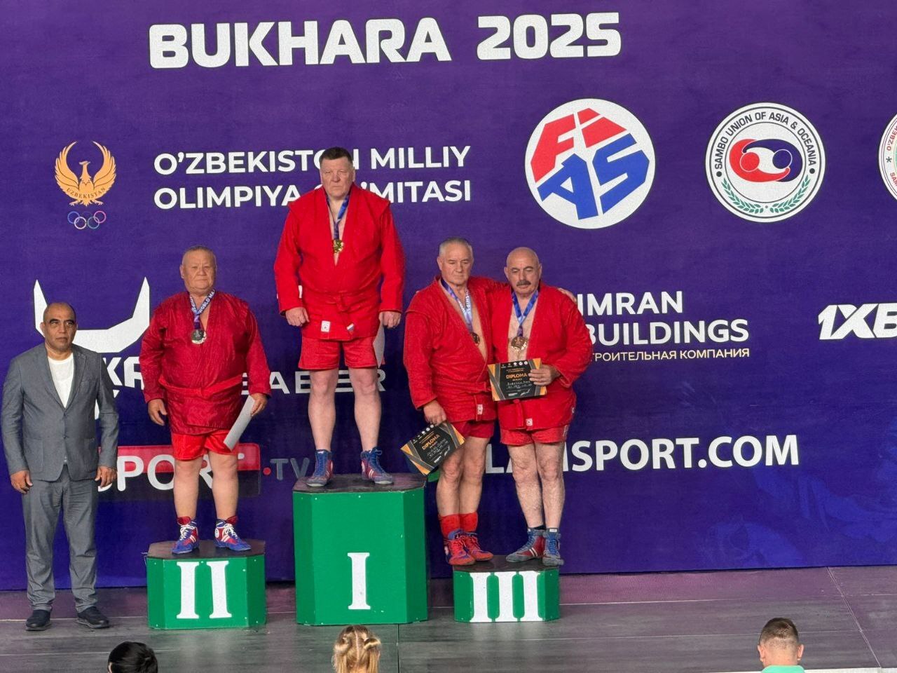 Спортсмены Иркутской области завоевали три медали на чемпионате мира по самбо среди мастеров, который с 24 по 26 октября проводился на коврах спортивного комплекса «Универсал» в Бухаре в Узбекистане