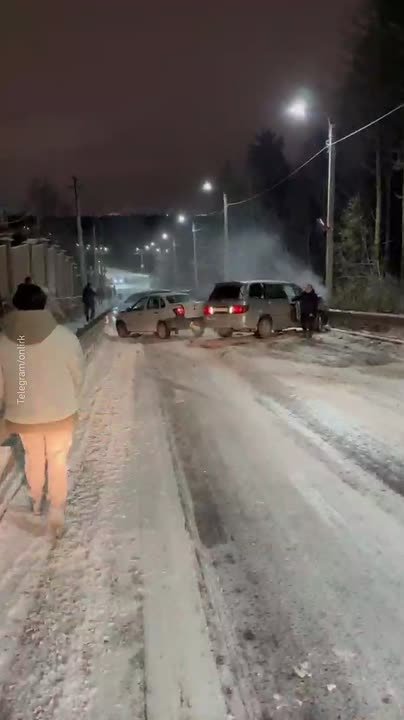 Дорога под Иркутском полностью заблокирована — сразу 8 машин столкнулись из-за гололеда