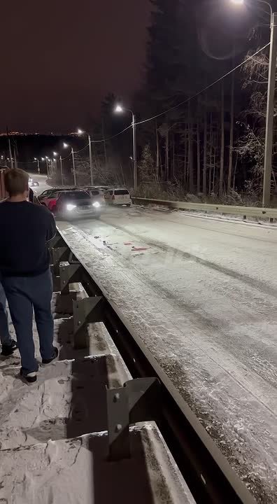 Гололед и кучка из восьми машин в Березовом