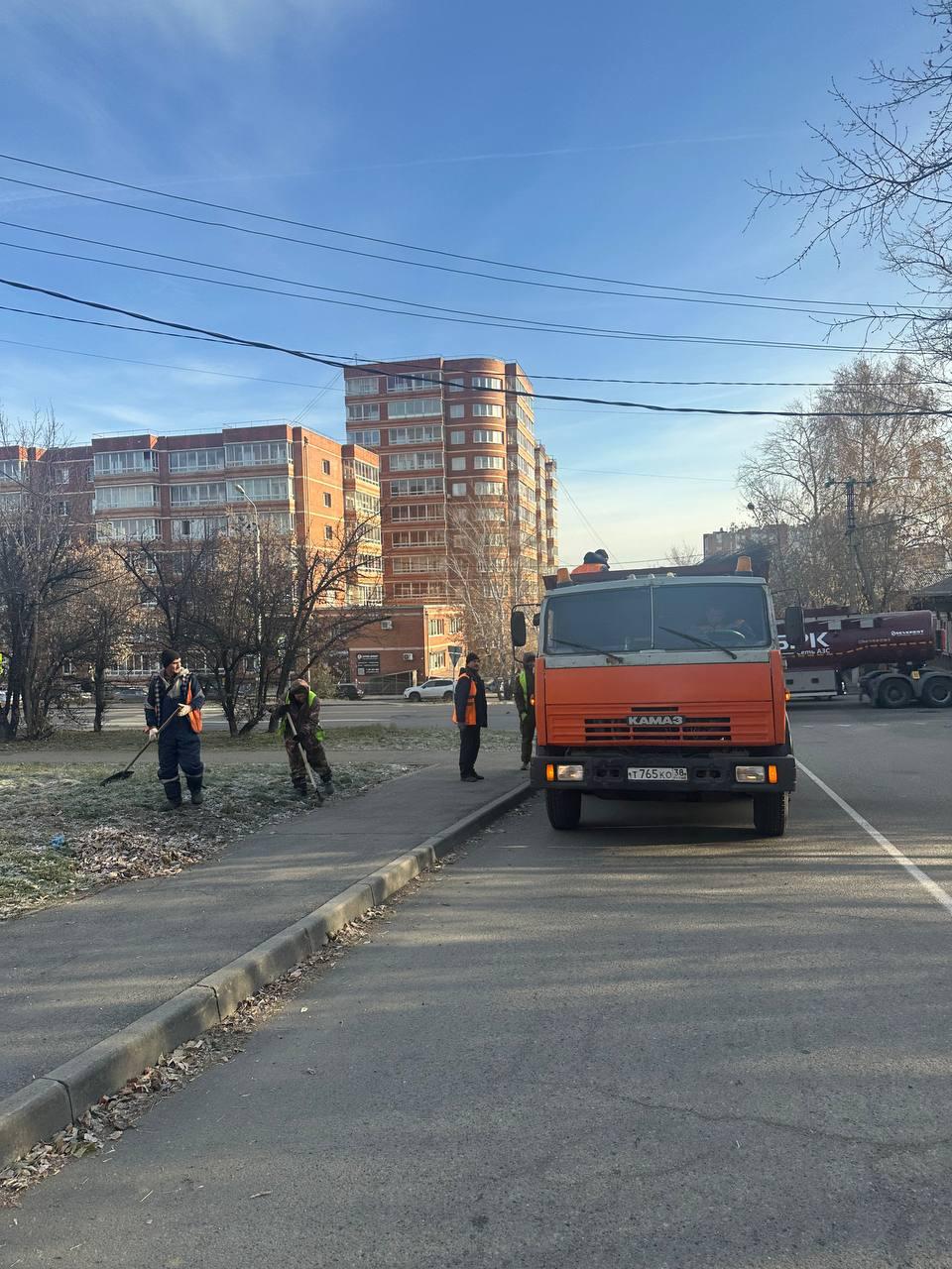 В Иркутске усилили работы по сбору и вывозу листвы В Иркутске усилили работы по сбору и вывозу листвы