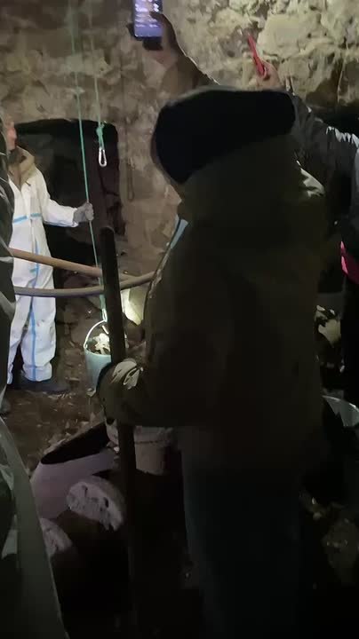 Мы под землей. С оператором спустились в подвал слюдянской водонапорной башни